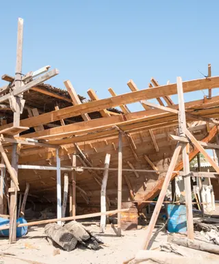 Schaue den Erbauern der Dhows über die Schulter